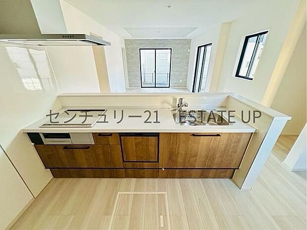 【キッチン】火力の調整が楽で安全性の高い人気のIH。お子様も見守れる対面キッチンです。