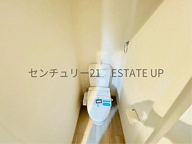 【トイレ】二階トイレ。各階にトイレが付いているので、忙しい朝の時間帯にも安心。