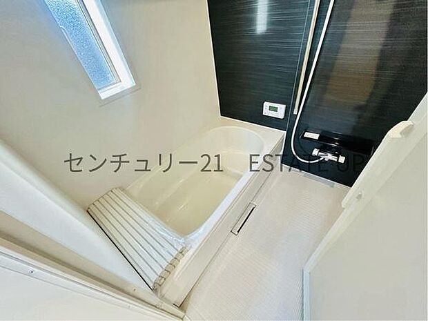 【バス】1日の疲れを癒してくれる広々としたバスルーム。