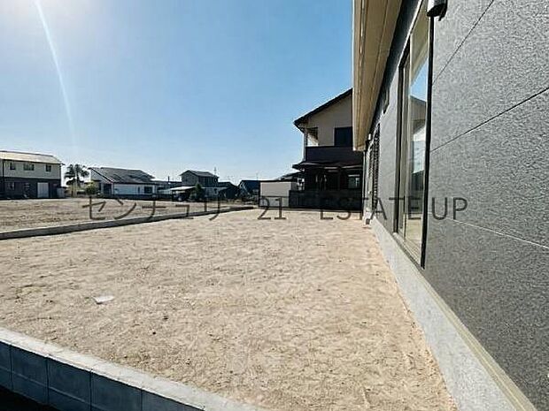 【庭】ガーデニングやお子様の遊びなど多岐にわたってご利用いただけます。