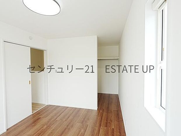 【洋室】奥に収納スペースもあるので広くご活用できます。