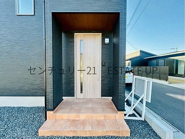 【玄関】大きなドアが帰りを出迎えてくれます。横開きの玄関です。