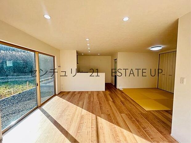 【リビング】窓から明るい陽光が差し込み、ご家族皆様でゆったりとお過ごしいただけるリビングです。