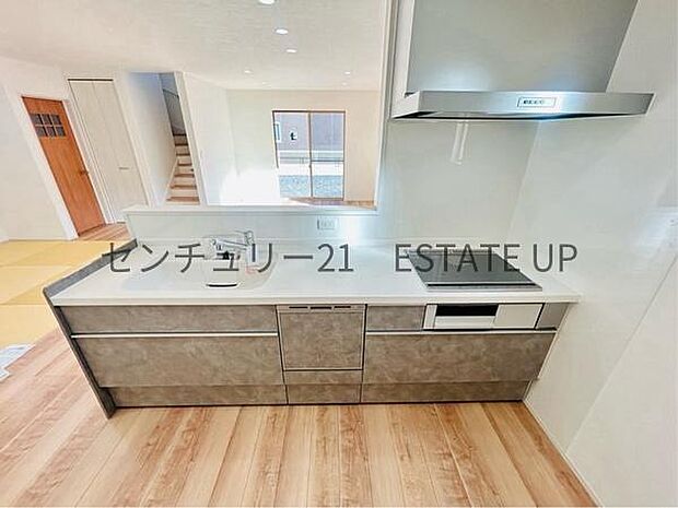 【キッチン】火力の調整が楽で安全性の高い人気のIH。お子様も見守れる対面キッチンです。