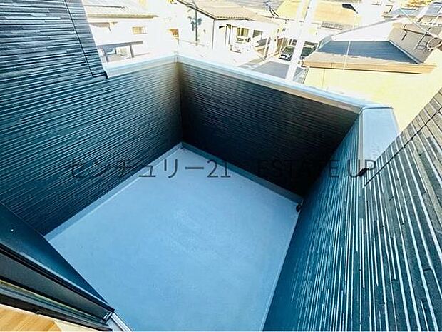 【バルコニー】バルコニーもあるので洗濯物もよく乾きそうです。