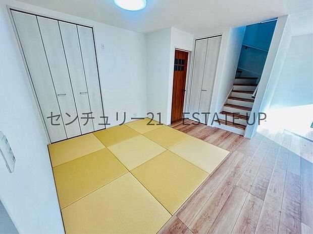 【和室】リビング横の和室は、思い切りお子様が遊べるキッズスペースにぴったり！