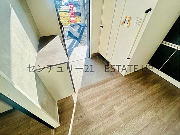 【玄関】シューズボックスもあり広い玄関です。