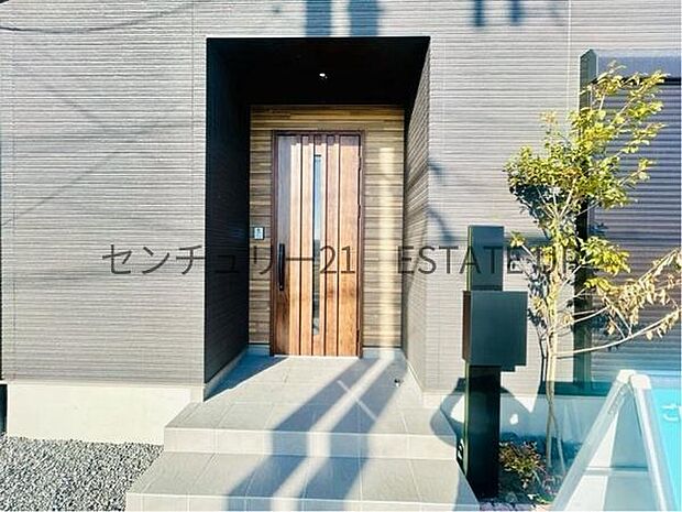 【玄関】大きなドアが帰りを出迎えてくれます。横開きの玄関です。