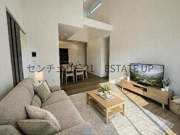 【リビング】広々としたリビング空間で、家族団らんや来客時にもゆったり過ごせる心地よい空間。※ホームステージングしているイメージ図です。