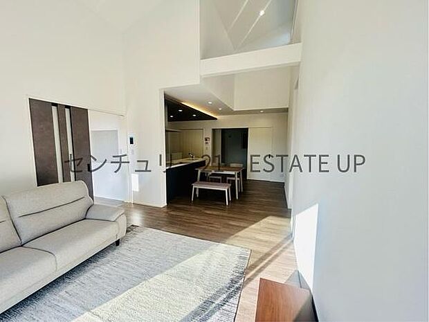 【リビング】窓から明るい陽光が差し込み、ご家族皆様でゆったりとお過ごしいただけるリビングです。