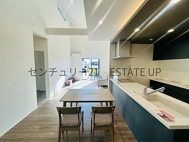 【リビング】リビングにキッチンもありご家族皆様でゆったりとお過ごしいただけます。