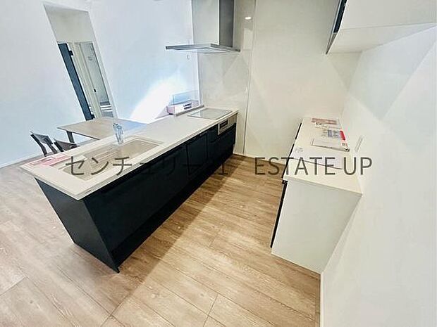 【キッチン】背面は、家電置き場としてもご利用いただけます。作業スペースにもなるため、ご家族やご友人と料理をする際などに重宝しそうです。