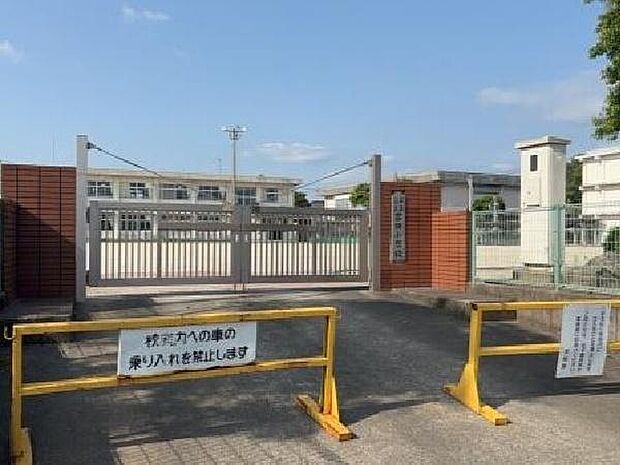 霧島市立富隈小学校まで612m、地域に根差した温かい環境が魅力です。子どもたちの個性を大切にし、学びや成長をサポートする充実したプログラムがあります