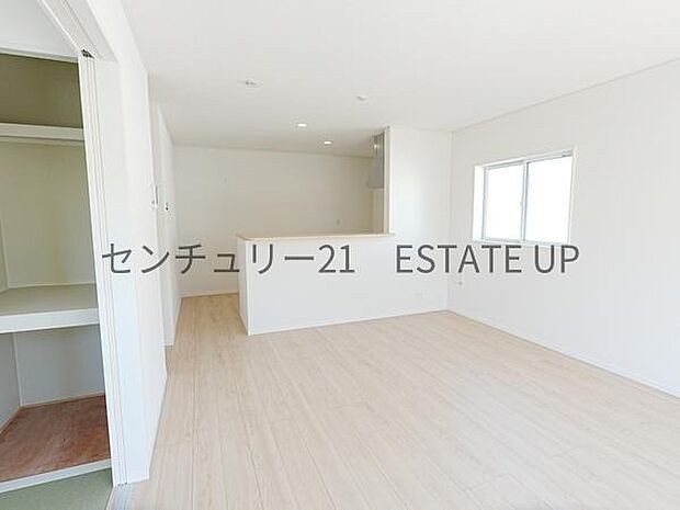 【リビング】リビング空間にキッチンがあり、みんなで食事を楽しめる空間。