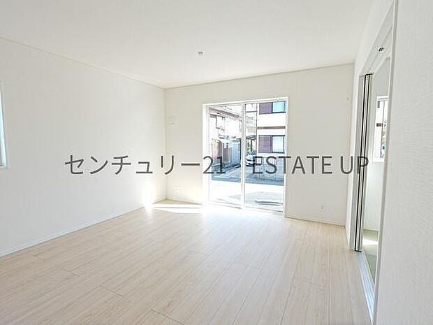 【リビング】心地いい光が差し込みます。過ごしやすいリビングで家族が快適な日々が送れます。