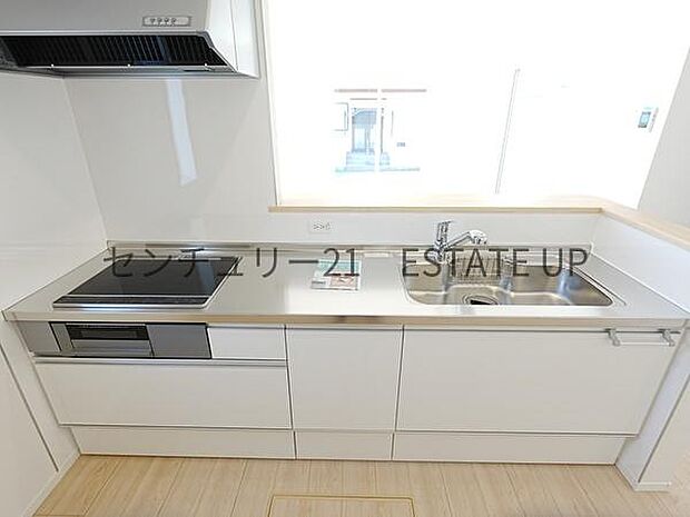 【キッチン】リビング全体を見渡せる対面式キッチン。リビングで過ごすご家族を見守りながら作業ができ、お互いの顔を見ながら会話ができます。