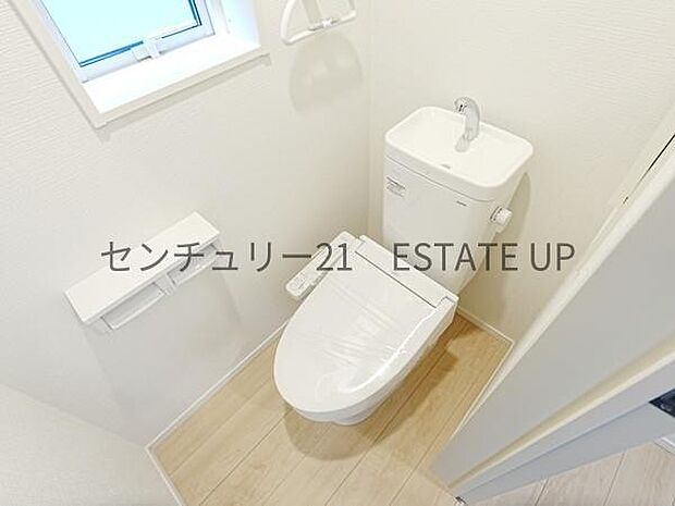 【トイレ】二階トイレ。各階にトイレが付いているので、忙しい朝の時間帯にも安心。