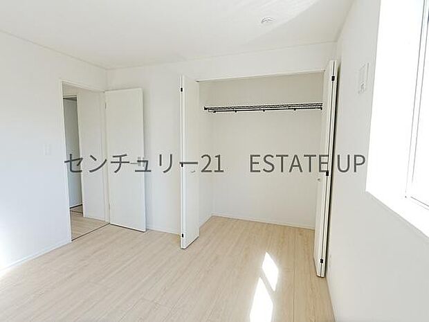 【洋室】クローゼットも収納もあるのですぐに着替えができ便利です♪