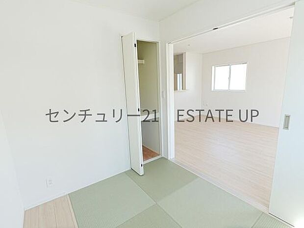 【和室】リビングに和室があり、来客室にも、思い切りお子様が遊べるキッズスペースにもお昼寝スペースにも多様に使用できます!