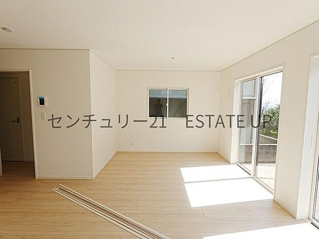 【リビング】ご家族皆様でゆったりとお過ごしいただけるリビングです。