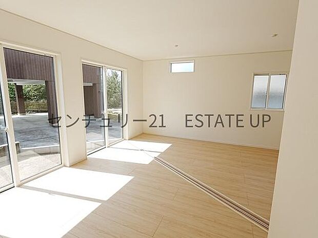 【リビング】心地いい光が差し込みます。過ごしやすいリビングで家族が快適な日々が送れます。