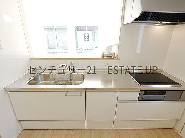 【キッチン】火力の調整が楽で安全性の高い人気のIH。お子様も見守れる対面キッチンです。