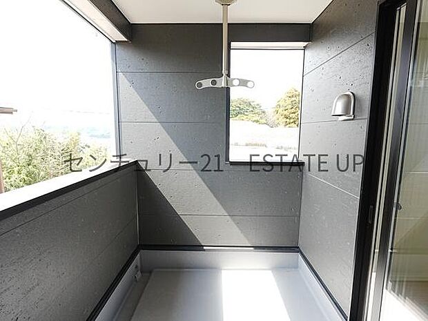 【バルコニー】バルコニーもあるので洗濯物もよく乾きそうです。