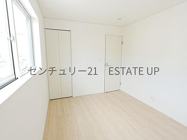 【洋室】窓がついていることで日中も明るくお部屋で過ごせます。