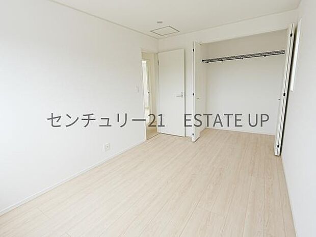 【洋室】クローゼットがあるのですぐに着替えができ便利です♪