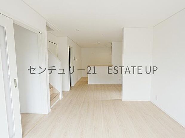 【リビング】ご家族皆様でゆったりとお過ごしいただけるリビングです。