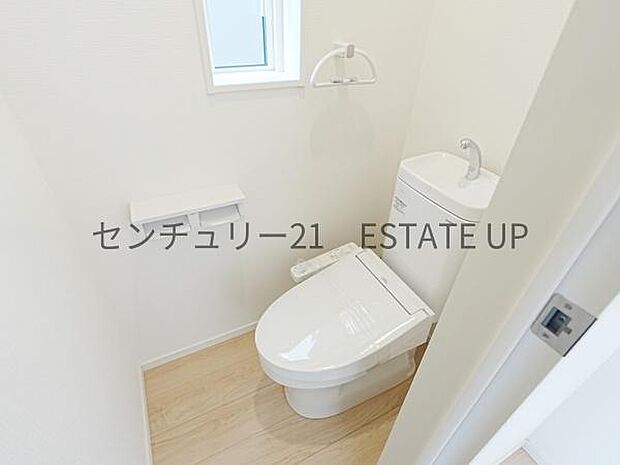 【トイレ】温水洗浄便座付きのトイレです。