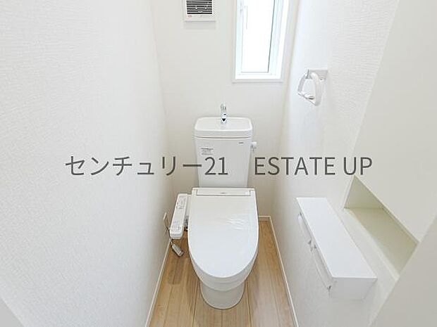 【トイレ】二階トイレ。各階にトイレが付いているので、忙しい朝の時間帯にも安心。