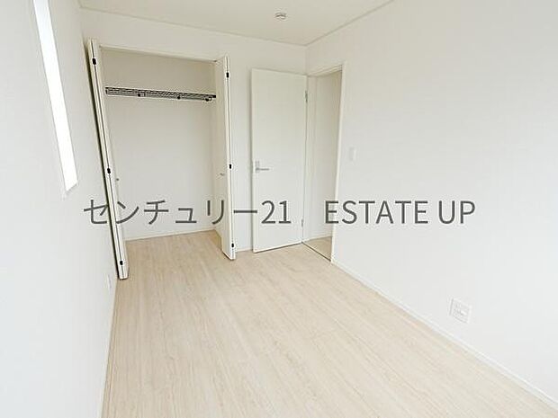 【洋室】クローゼットがあるのですぐに着替えができ便利です♪