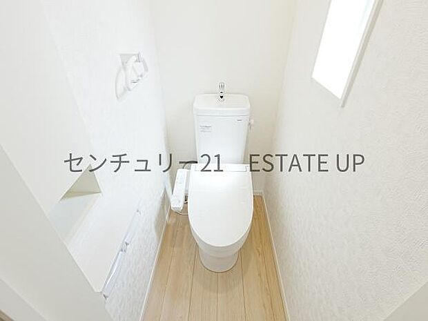【トイレ】二階トイレ。各階にトイレが付いているので、忙しい朝の時間帯にも安心。