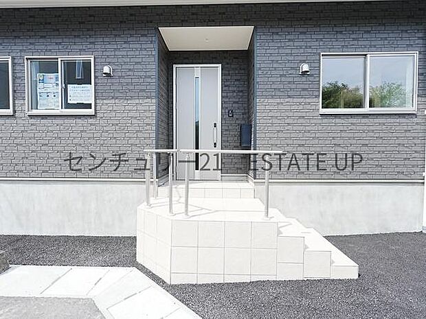 【玄関】階段があり扉もオシャレな玄関です。
