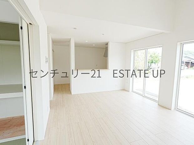 【リビング】ご家族皆様でゆったりとお過ごしいただけるリビングです。