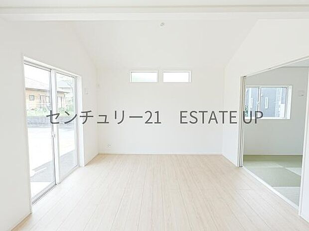 【リビング】心地いい光が差し込みます。過ごしやすいリビングで家族が快適な日々が送れます。