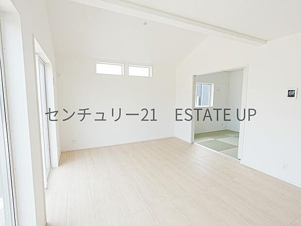 【リビング】広々としたリビング空間に和室もあり、家族団らんや来客時にもゆったり過ごせる心地よい空間。