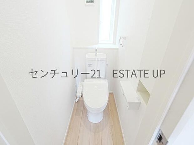 【トイレ】温水洗浄便座付きのトイレです。