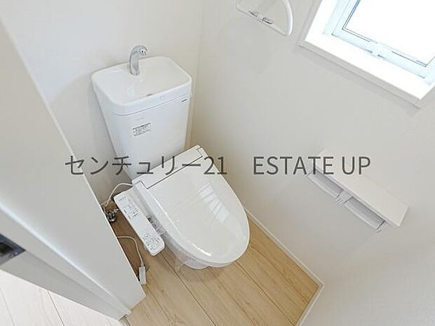 【トイレ】温水洗浄便座付きのトイレです。