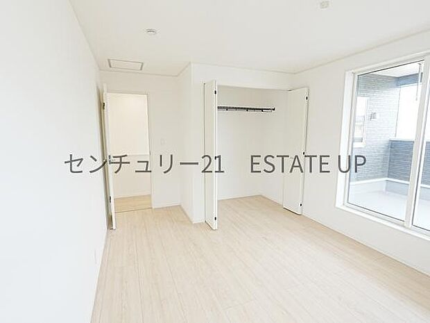 【洋室】バルコニーに出れる洋室で明るく快適な洋室です。