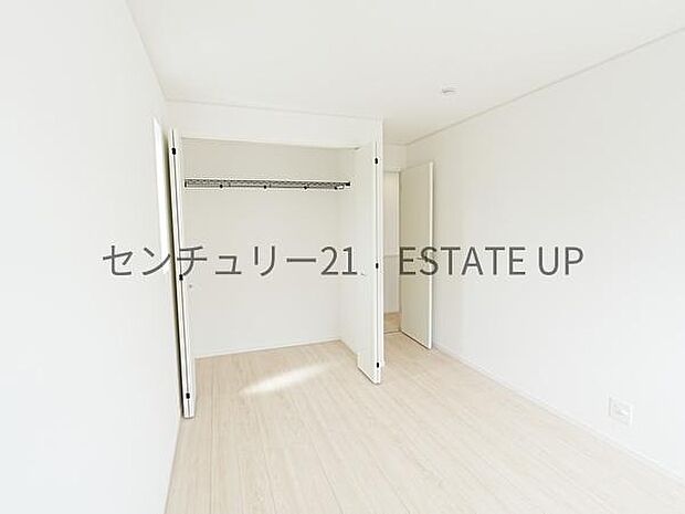 【洋室】クローゼットがあるのですぐに着替えができ便利です♪