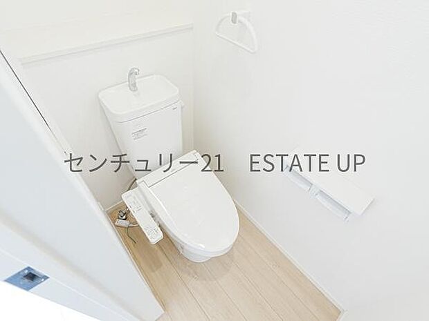 【トイレ】二階トイレ。各階にトイレが付いているので、忙しい朝の時間帯にも安心。