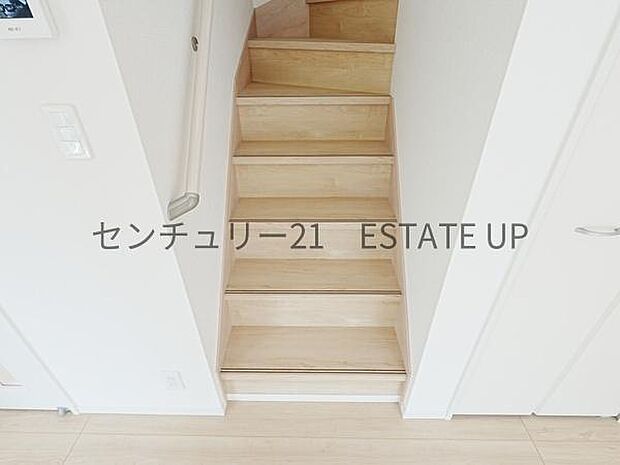 【階段】リビング階段なので家族のコミュニケーションが増えますね。