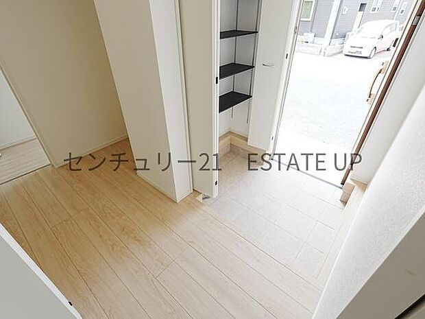 【玄関】シューズボックスあるも広々とした玄関です。