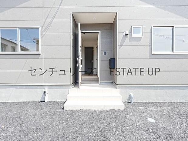 【玄関】大きなドアが帰りを出迎えてくれます。