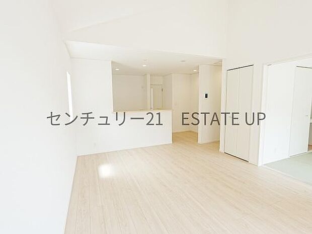 【リビング】ご家族皆様でゆったりとお過ごしいただけるリビングです。