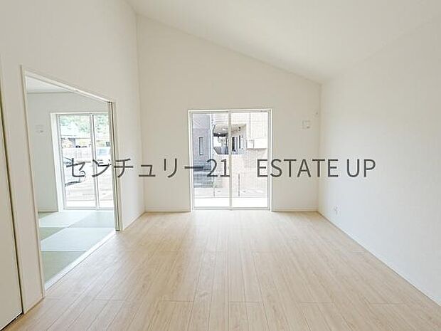 【リビング】広々としたリビング空間に和室もあり、家族団らんや来客時にもゆったり過ごせる心地よい空間。