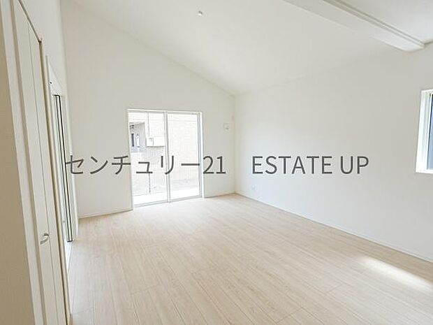 【リビング】心地いい光が差し込みます。過ごしやすいリビングで家族が快適な日々が送れます。