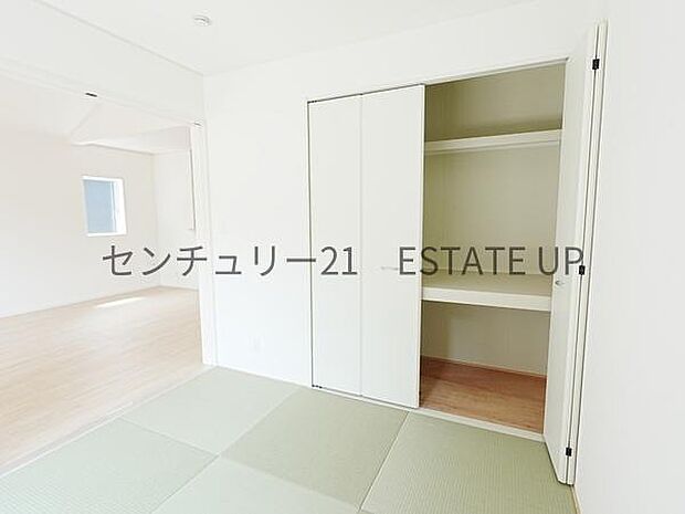【リビング】リビングに畳の部屋があり来客室やキッズのスペース多様にご使用いただけます。
